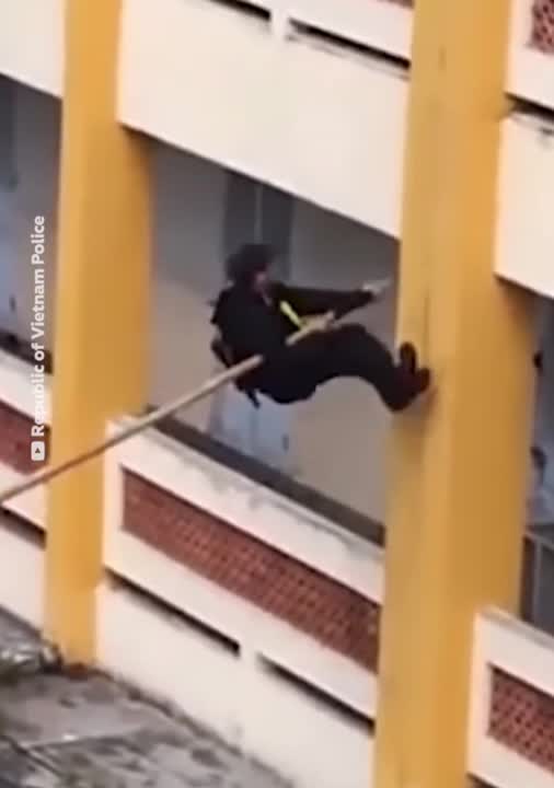 Comment la police vietnamienne entre dans un bâtiment