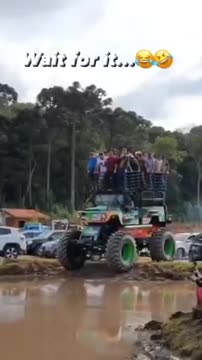 Un bain de boue en monster truck