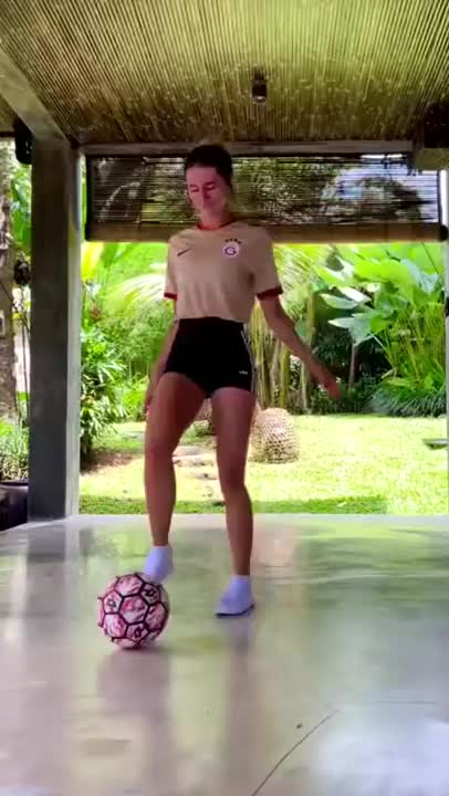 Une meuf jongle avec un ballon